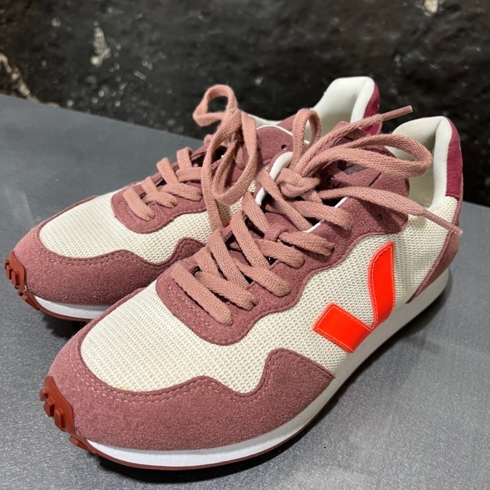 NWOB Veja Juta Sneakers - US 8/ EU 39
